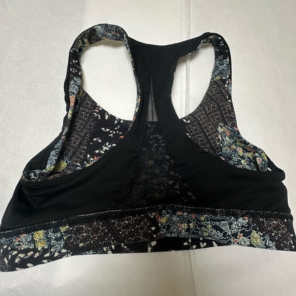Lululemon Invigorate Bra🌻 - Picture 6 of 9